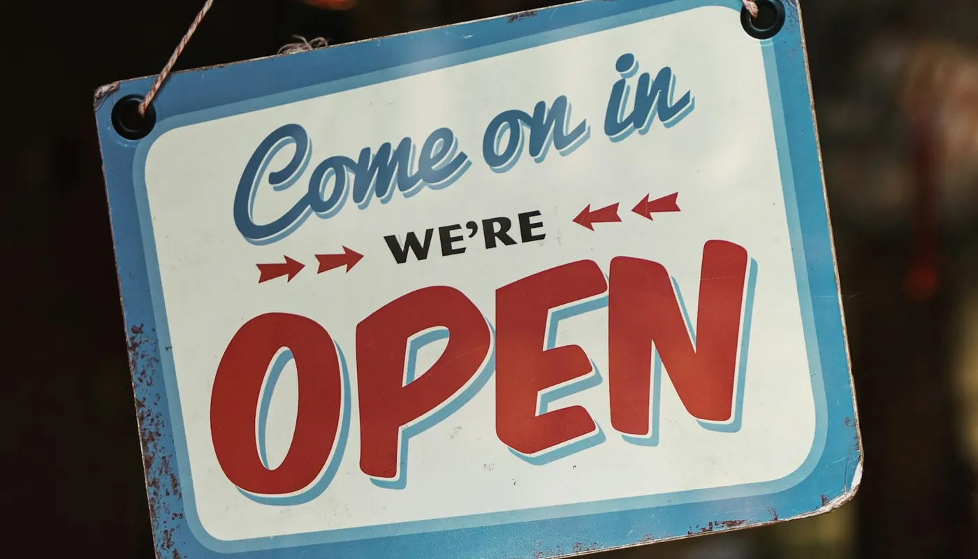 Cartel de «abierto» en la vidriera de un comercio
