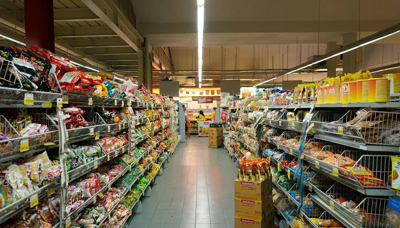 Góndolas de un supermercado con productos