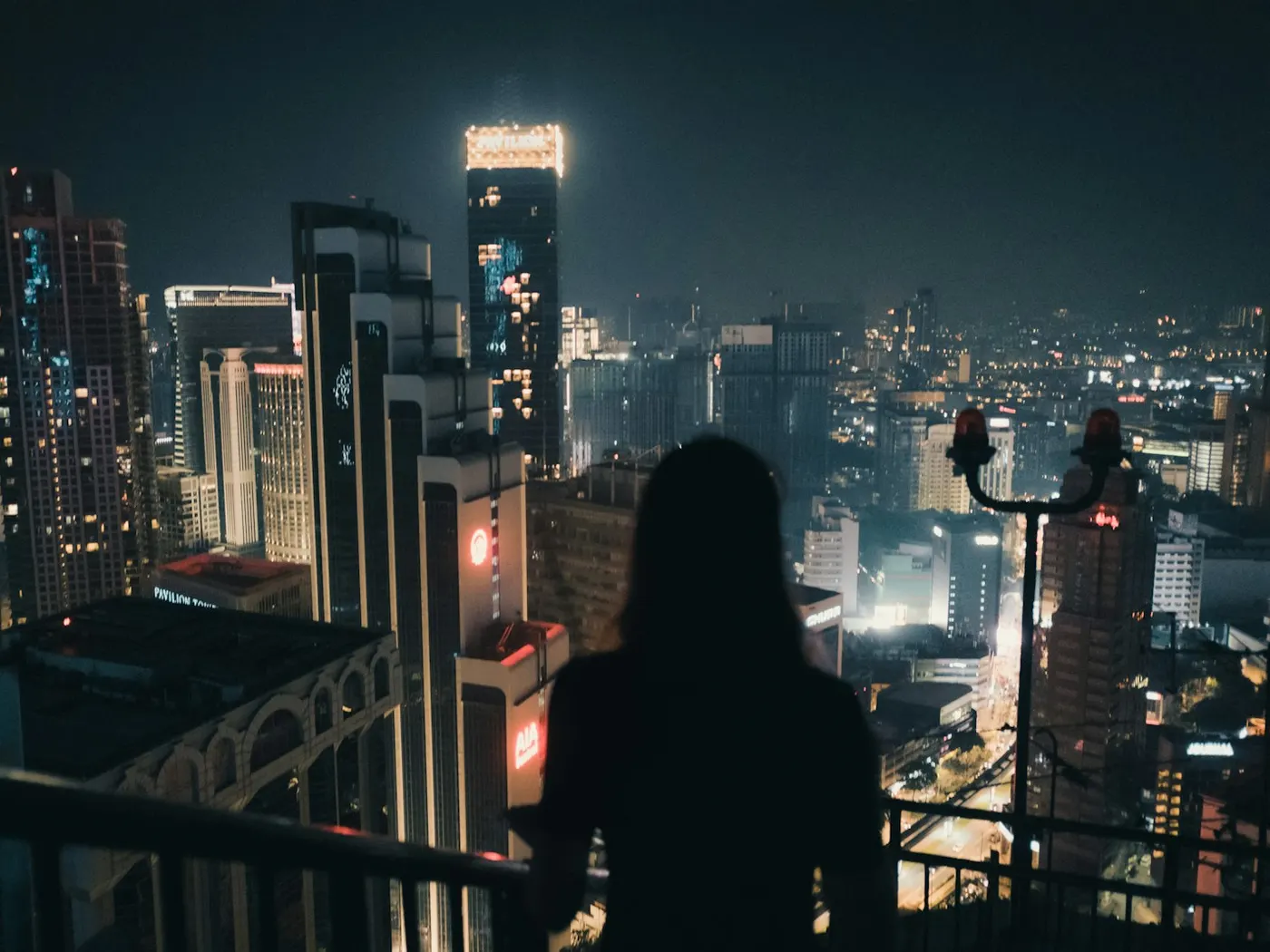 Una persona mirando la ciudad de noche